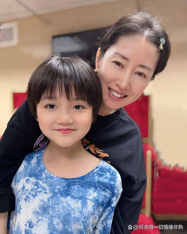 九三晚会后台真相曝光，刘敏涛生图显嫩态，雷喜信吴越全程景况对比
